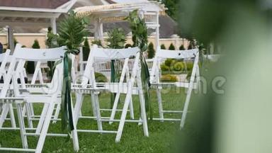 婚礼在花园、公园举行。外面的婚礼，庆典。婚礼走道装饰。一排排白色的空木头